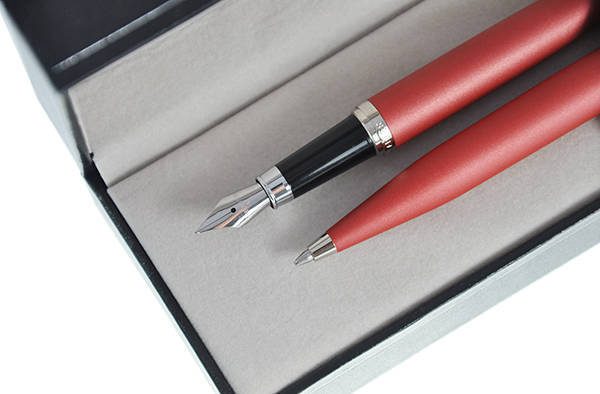 9403 Zestaw (pióro wieczne i długopis) Sheaffer VFM, czerwony, wykończenia niklowane